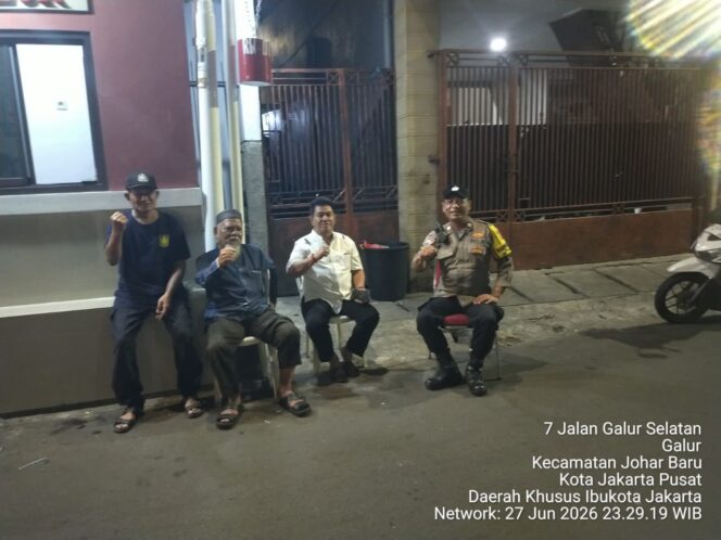 
					Polisi Hadir Saat Warga Rondakan Malam, Perkuat Keamanan RW 01 Galur