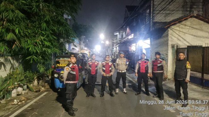 
					Patroli Strong Point Jelang Pagi, Personel Gabungan Antisipasi Gangguan Kamtibmas di Johar Baru