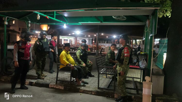 Koramil 07/Cipayung dan Warga Bersatu Jaga Keamanan, Patroli Komduk Cegah Tawuran di Lubang Buaya
