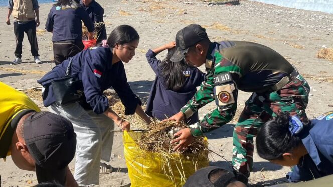 
					Satgas Pamtas Yonarhanud 2 Kostrad Bersama Mahasiswa Gelar Aksi Bersih Pantai di Wini