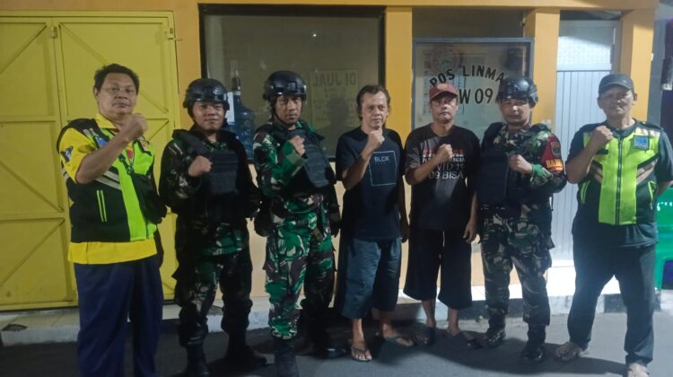 Babinsa Koramil 08/Duren Sawit Bersama Komduk Perkuat Patroli Malam