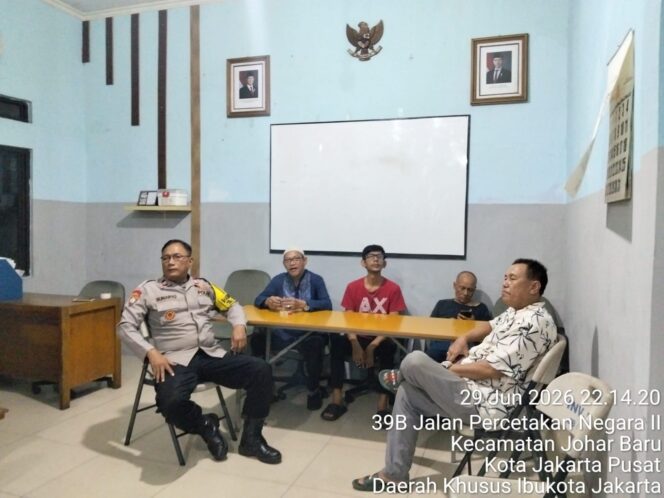
					Perkuat Kewaspadaan Lingkungan, Polisi dan Warga RW 06 Johar Baru Bersinergi Cegah Kejahatan Malam Hari