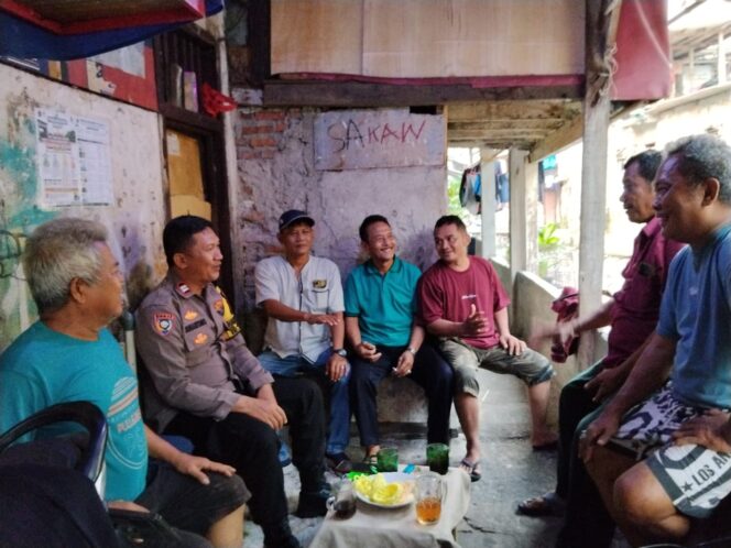 
					Bhabinkamtibmas Kebon Kacang Perkuat Sinergi Kamtibmas Melalui Sambang Warga di RW 09