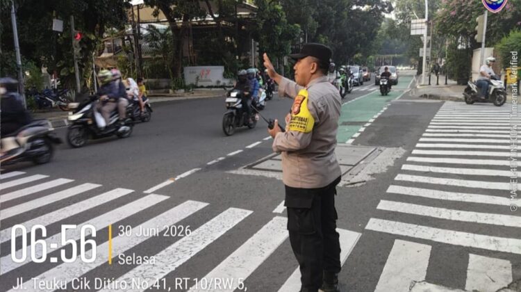 Bhabinkamtibmas Hadir Sejak Fajar, Simpang Cik Ditiro Tetap Lancar