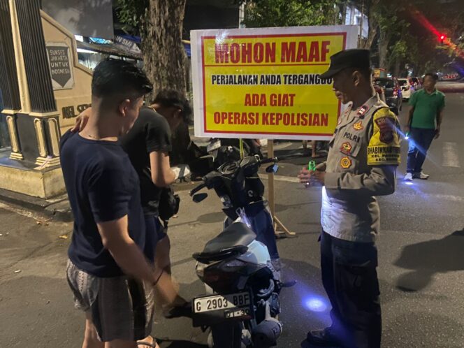 
					Polsek Senen Gelar Operasi Stasioner Dini Hari, Situasi Kamtibmas Terpantau Kondusif