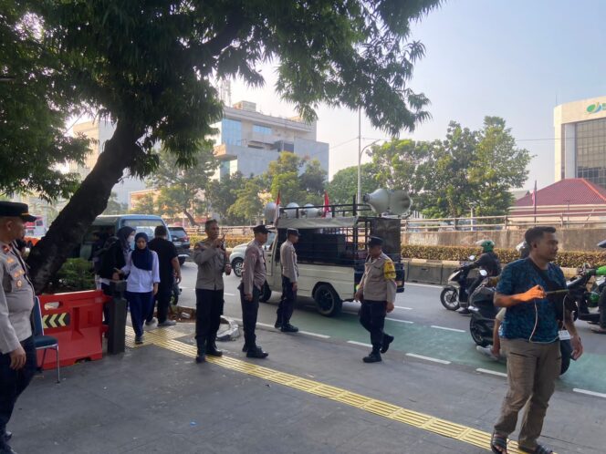 
					Mahasiswa Demo di Kemensos, Sempat Tutup Jalan Salemba Raya, Polisi Lakukan Pengamanan