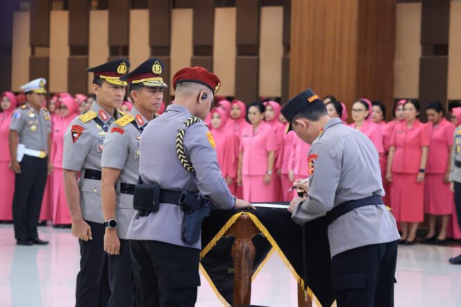 
					Polri Laksanakan Kenaikan Pangkat 87 Perwira Tinggi, Empat Perwira Raih Bintang Tiga