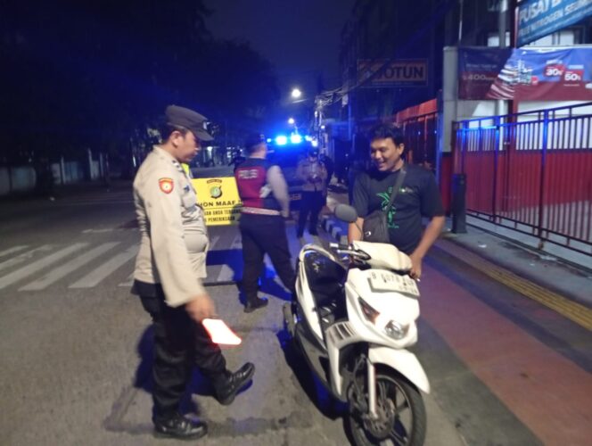 
					Hadir di Jam Rawan, Polsek Cempaka Putih Tingkatkan Rasa Aman Melalui Razia Stasioner