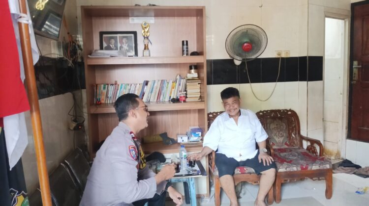 Perkuat Kemitraan Kamtibmas, Bhabinkamtibmas Kampung Rawa Sambangi Ketua RW dan Pokdarkamtibmas