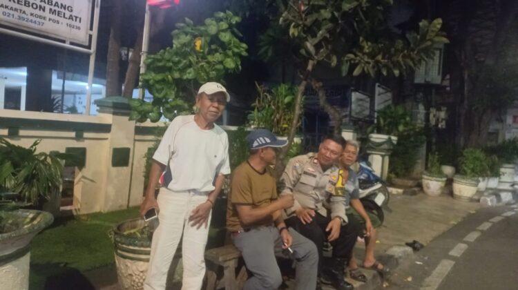Patroli Dialogis di Pos Satkamling, Bhabinkamtibmas Kebon Kacang Sampaikan Pesan Kamtibmas Kepada Warga