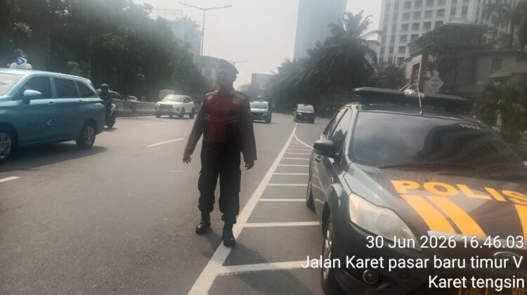 Patko 1052 Laksanakan Pengaturan Lalu Lintas dan Strong Point Sore Hari di Karet Tengsin