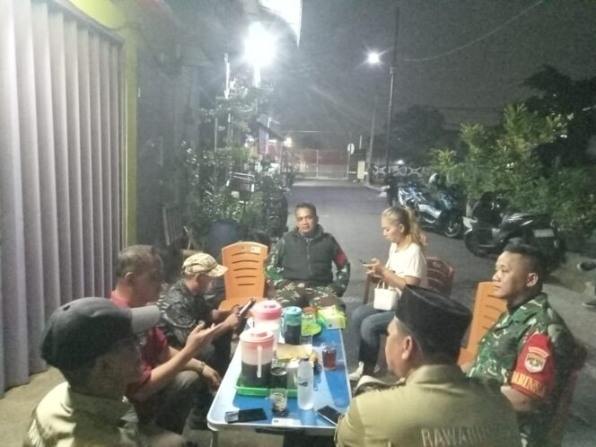 
					Patroli/Siskamling Keliling, Babinsa Koramil 01/Jatinegara Perkuat Jaga Keamanan Lingkungan