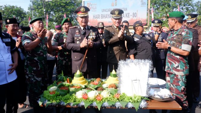 
					Soliditas Tanpa Batas, Kodim 0507/Bekasi Persembahkan Tumpeng Kehormatan pada HUT Bhayangkara ke-80