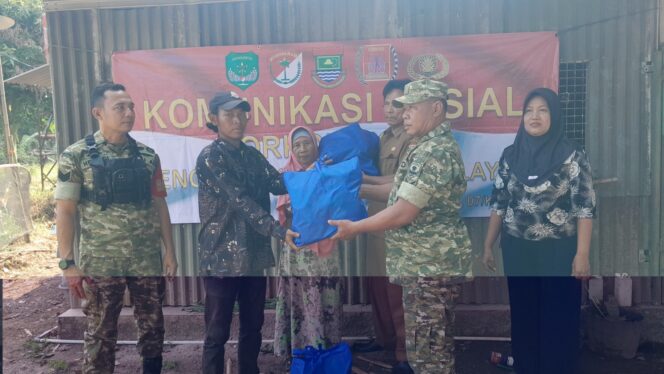 
					Jaga Jakarta On The Spot, Babinsa Kresek Bagikan 20 Paket Sembako kepada Warga Onyam