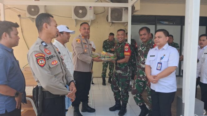 
					Bersama Sekcam, Danramil Rajeg Kejutkan Polsek dengan Nasi Tumpeng