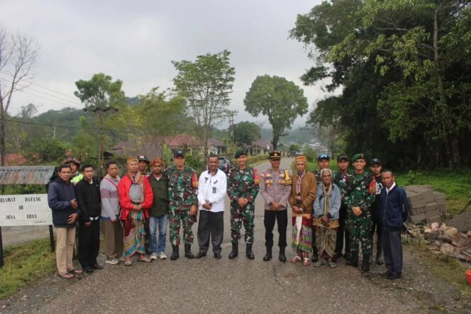
					Perkuat Kebersamaan Warga, Dansatgas Pamtas Yonarhanud 2 Kostrad Letakkan Batu Pertama Pembangunan Gapura Desa
