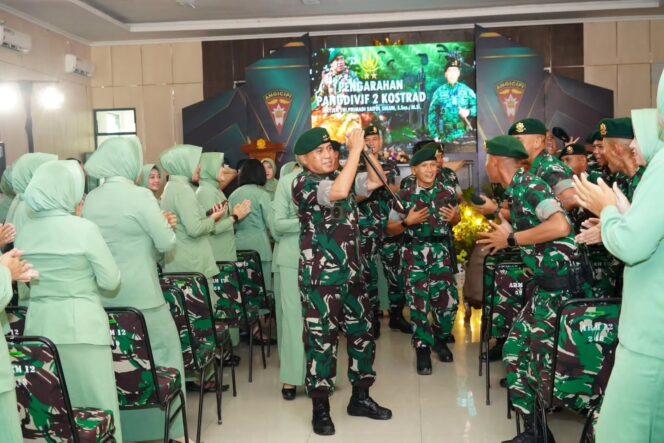 
					Keluarga Kuat, Prajurit Hebat: Pangdivif 2 Kostrad Berikan Motivasi kepada Keluarga Prajurit Yonarmed 12