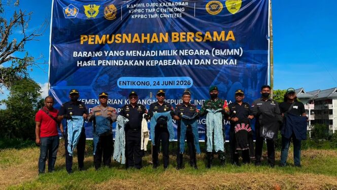 
					Satgas Pamtas Yonarhanud 1 Kostrad Hadiri Pemusnahan Barang Ilegal di Entikong
