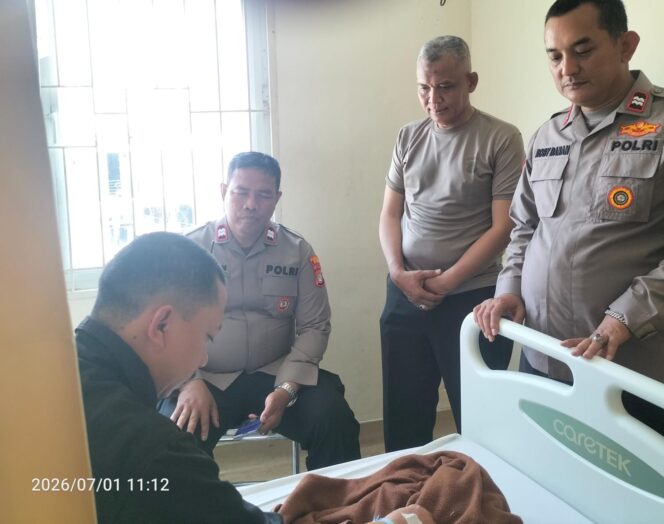 
					Peduli Mitra, Polsek Metro Menteng Jenguk Koordinator Ojol yang Sakit