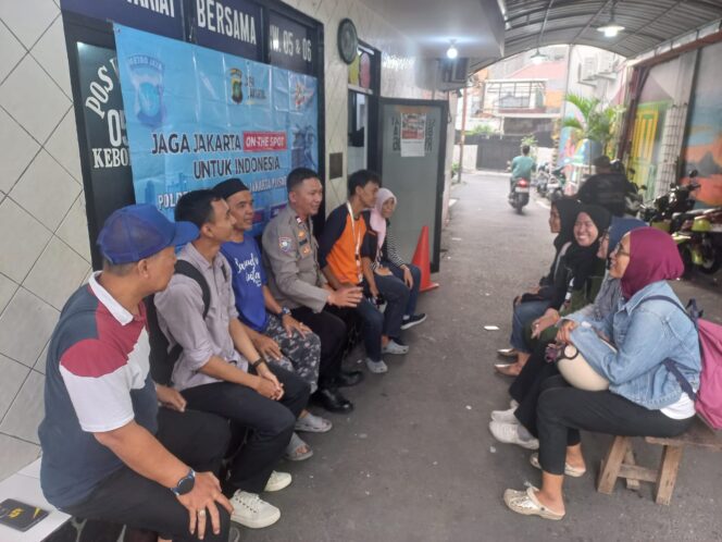 
					Waka Polsek Metro Tanah Abang Kunjungi Pos RW 05 Kebon Kacang dalam Program “Jaga Jakarta On The Spot”