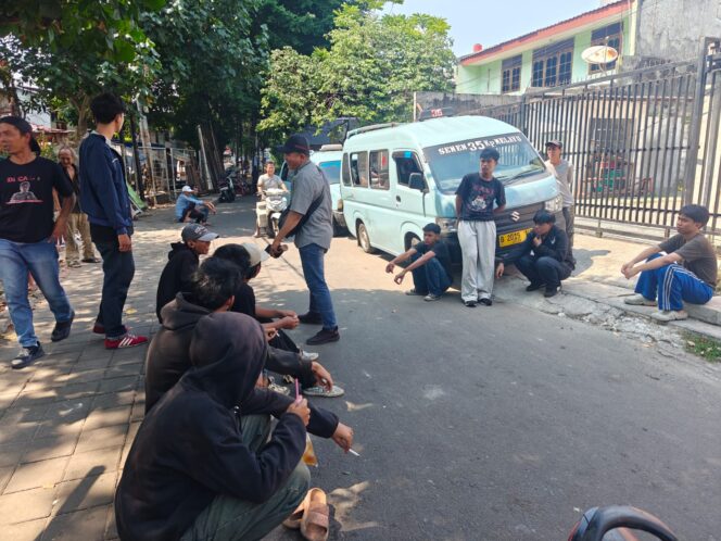 
					Polsek Johar Baru Monitoring Pemberangkatan Massa Aksi Unjuk Rasa ke Kejaksaan Agung, Situasi Berlangsung Aman dan Tertib