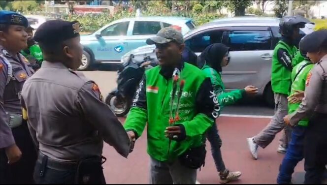 
					Momen Ojol Beri Bunga ke Polisi Saat Hari Bhayangkara ke-80