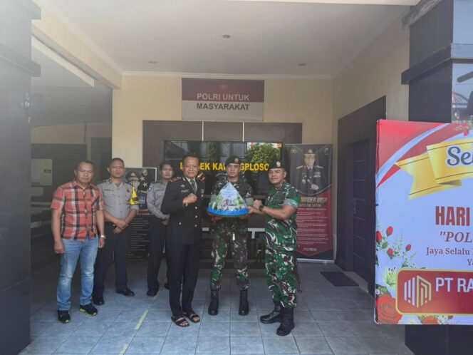 
					Perkuat sinergitas tni–polri, yonkes 2 kostrad serahkan tumpeng pada peringatan hut ke-80 bhayangkara