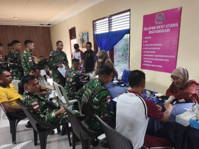 
					Wujud Sinergi Kemanusiaan, Satgas Pamtas Yonarhanud 2 Kostrad Ikuti Donor Darah Dalam Rangka Hari Bhayangkara di Mapolres TTU