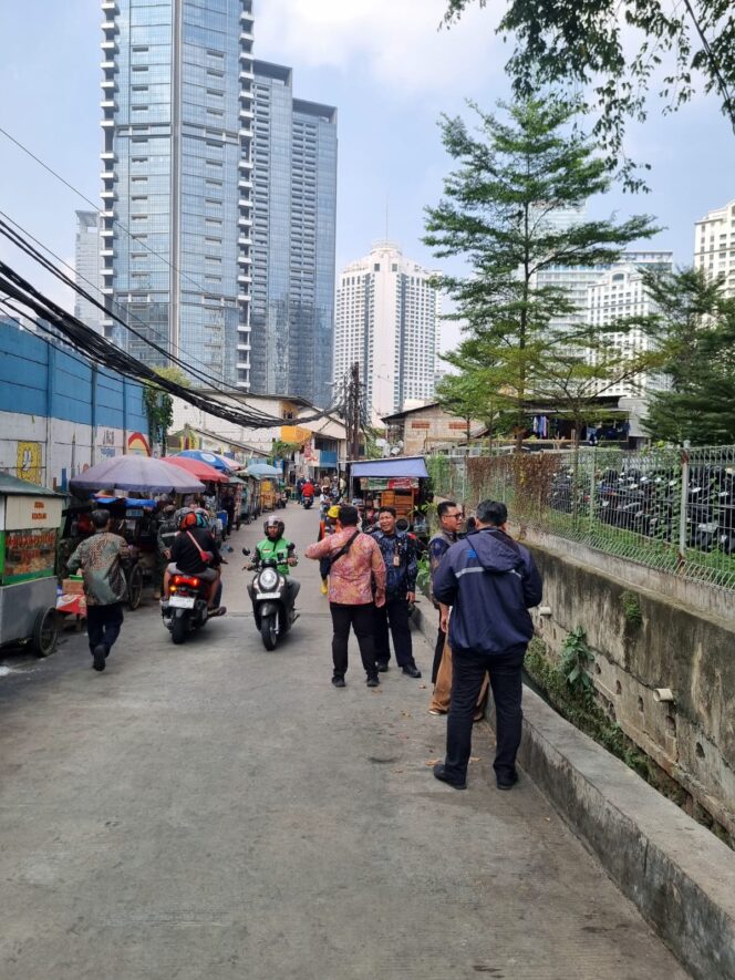 
					Bhabinkamtibmas Bersama Tiga Pilar Dampingi Pemberian Surat SP.2 kepada Pedagang di Atas Saluran Got di Karet Tengsin