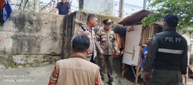 
					Tiga Pilar Kelurahan Kebon Kacang Berikan Surat Teguran kepada Pemilik Bangunan Liar di Bantaran Kali BKB