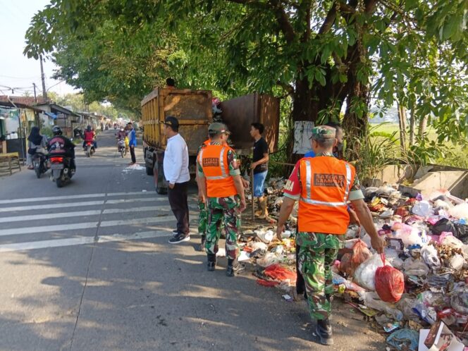 
					Satgas Sampah Kodim 0510 Tigaraksa Bersihkan Jalan Balaraja-Kresek