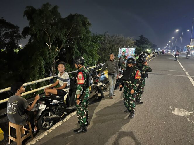 
					Patroli Malam Babinsa Koramil 03/Ps.Rebo-Ciracas dan Warga Perkuat Keamanan Lingkungan