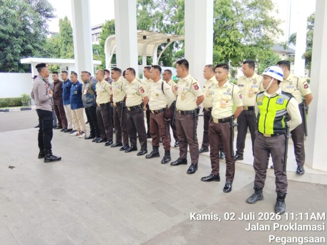 
					Siaga Amankan Aksi Mahasiswa, Polsek Metro Menteng Gelar Apel Pengamanan di Bank Mandiri Taspen
