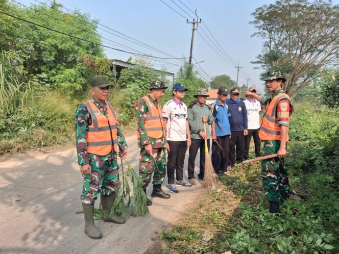 
					SATGAS SAMPAH KODIM 0510/TIGARAKSA BERSIHKAN TUMPUKAN SAMPAH DI JALAN DESA RANCABANGO
