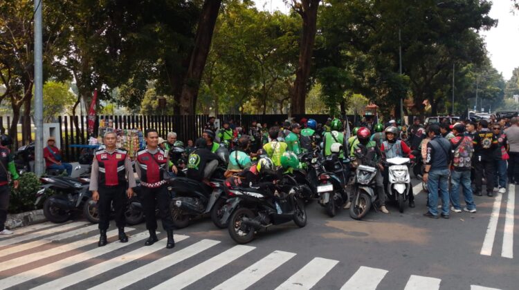 Pengawasan Dan Pengawalan Humanis Polri Pastikan Penyampaian Aspirasi Para Ojek Online Berjalan Aman dan Tertib