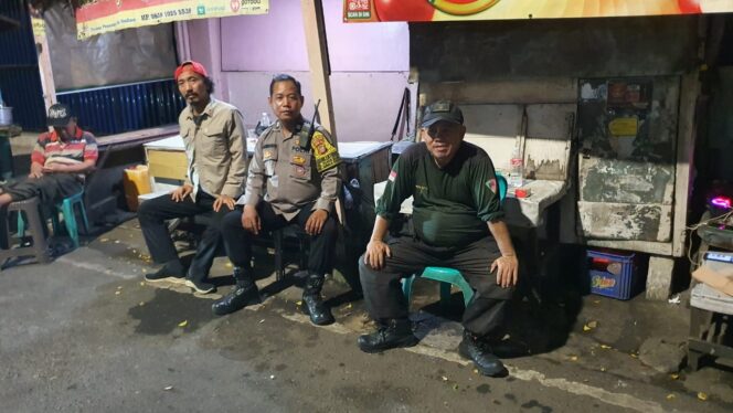 
					Monitoring Sistem Portalisasi di Pasar Baru RW. 04, Polisi Gabung Linmas Pantau Keamanan Lingkungan