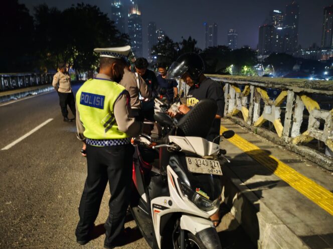 
					Polsek Metro Tanah Abang Gelar Razia Stasioner Antisipasi Gangguan Kamtibmas dan Kejahatan Jalanan