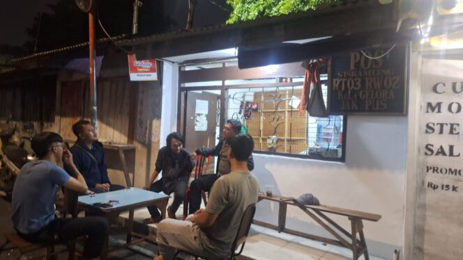 
					Bhabinkamtibmas Kelurahan Gelora Bersama Warga Tingkatkan Keamanan Lingkungan Melalui Siskamling