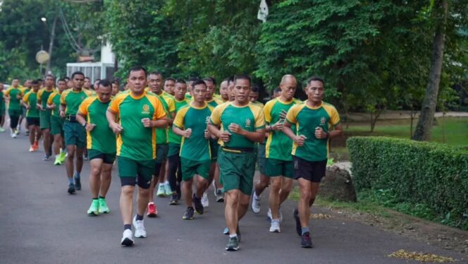 
					Jaga Kebugaran dan Soliditas, Divif 1 Kostrad Gelar Lari 5K Bersama Prajurit