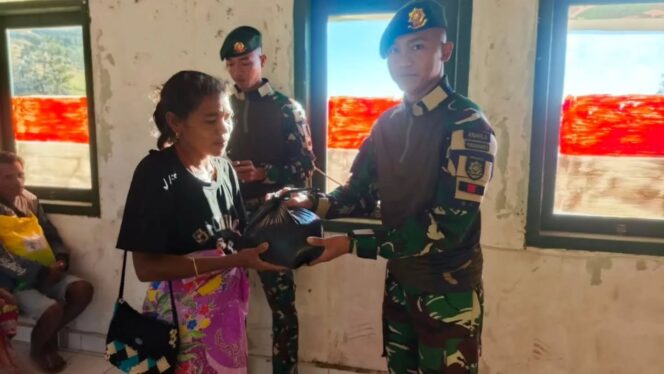 
					Bentuk Kepedulian kepada Warga, Satgas Pamtas Yonarhanud 2 Kostrad Bagikan Sembako di Desa Tasinifu