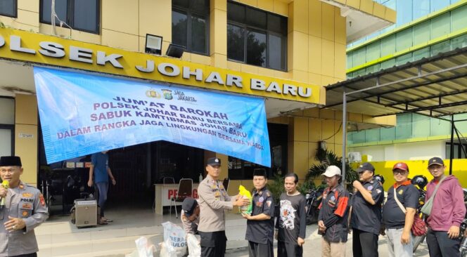 
					Jumat Barokah, Polsek Johar Baru Perkuat Sinergi Sabuk Kamtibmas dan Bagikan Sembako