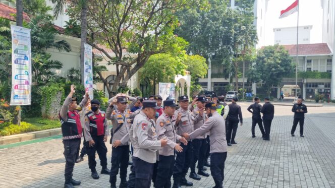 
					Polsek Johar Baru Gelar Apel Pengamanan dan Pelayanan Aksi Unjuk Rasa di Kantor BPOM RI