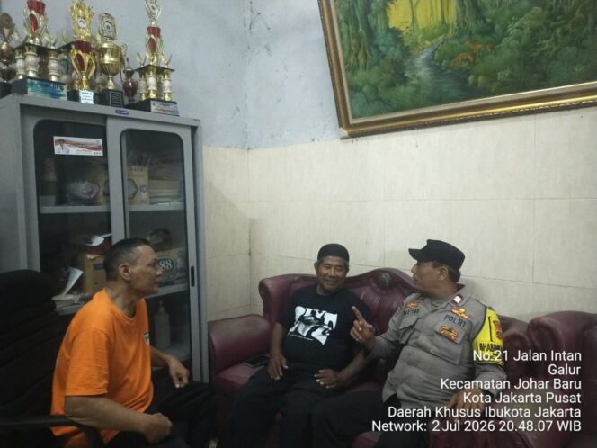 
					Cooling System di Pos Kamling RW 01 Galur, Polisi Ajak Warga Perkuat Keamanan Lingkungan