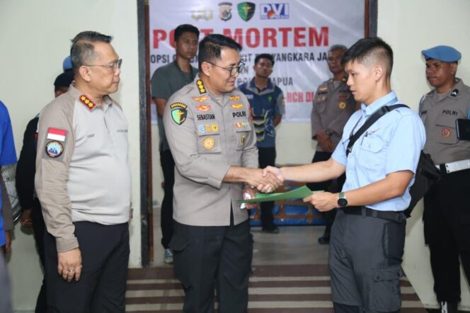 
					Pilot WN Amerika Tewas Ditembak, Satgas Ops Damai Cartenz Ungkap Hasil Visum dan Pastikan PT AMA Jalankan Misi Kemanusiaan di Papua