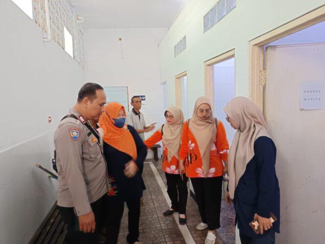 
					Bhabinkamtibmas Kenari Bersama Tiga Pilar Gelar Evaluasi Jumantik dan PSN untuk Cegah DBD