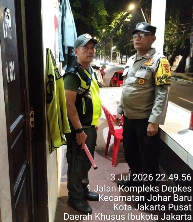 
					Patroli Tengah Malam, Bhabinkamtibmas Johar Baru Perkuat Poskamling dan Ingatkan Tamu Wajib Lapor