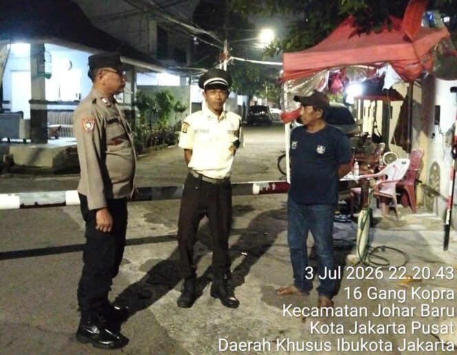 
					Perkuat Keamanan Lingkungan, Bhabinkamtibmas Johar Baru Sambangi Poskamling RT 13/RW 06
