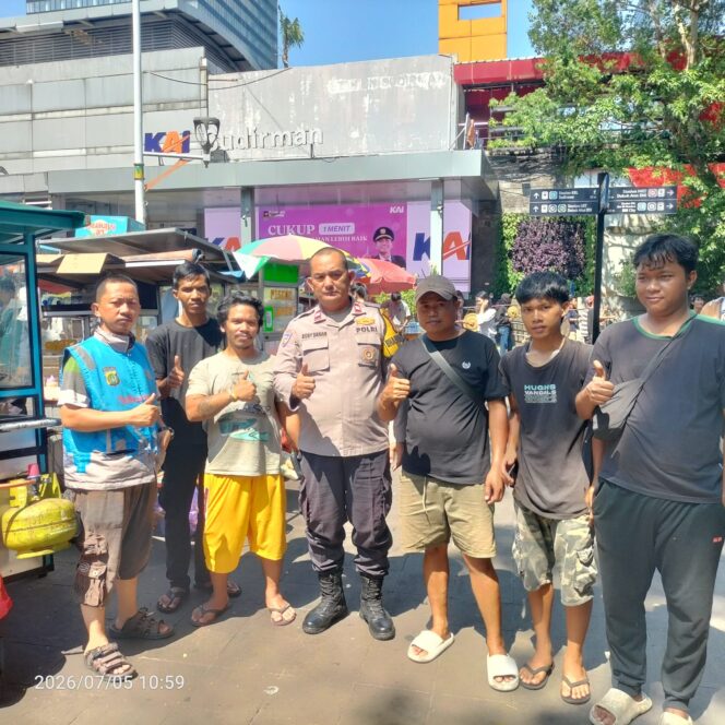 
					Bhabinkamtibmas Menteng Tingkatkan Patroli Dialogis Amankan CFD di Jalan Blora