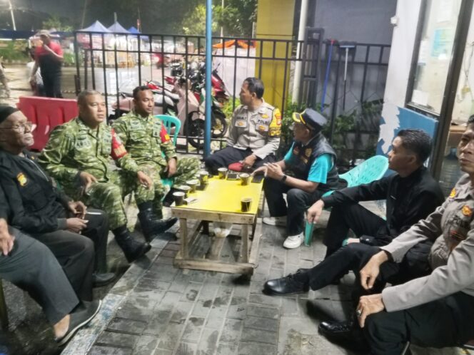 
					Patroli/Siskamling Koramil 06/Cakung Perkuat Sinergi Tiga Pilar dan Warga, Wujudkan Wilayah Aman dan Kondusif