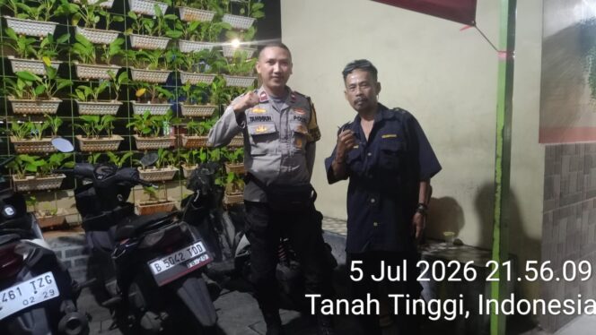 
					Bangun Sinergi Kamtibmas, Polisi Sambangi Pos Satkamling Wujudkan Keamanan Melalui Kebersamaan